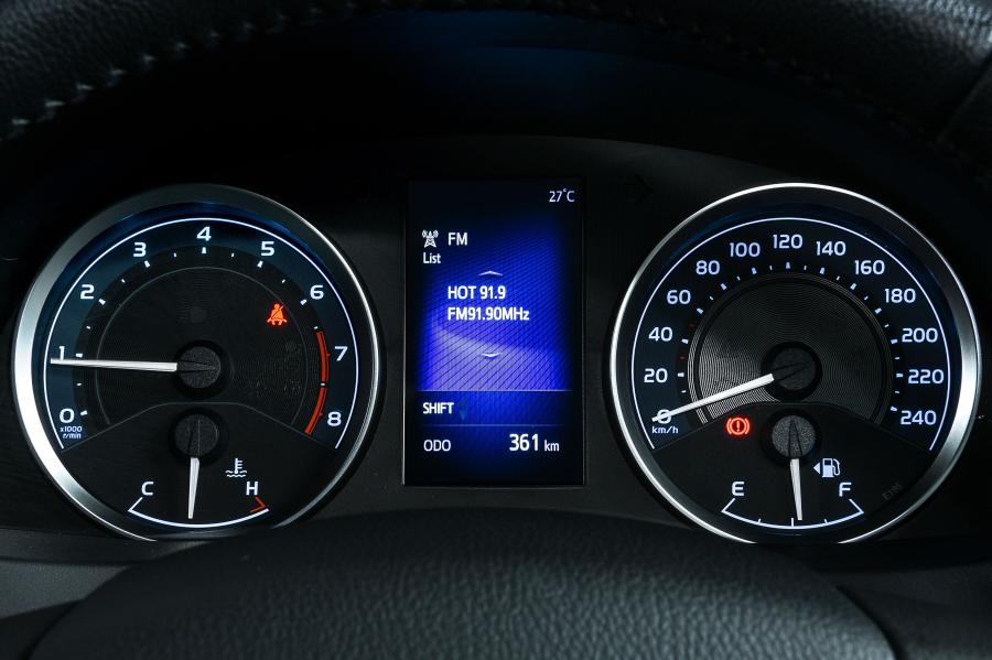 Панель приборов Toyota Corolla 2017 года  (ZA) (фото 20 из 23)